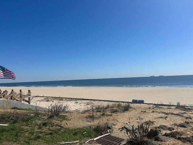 Foto del edificio - Large 5 Bedroom Single Family House Available in Long Branch!