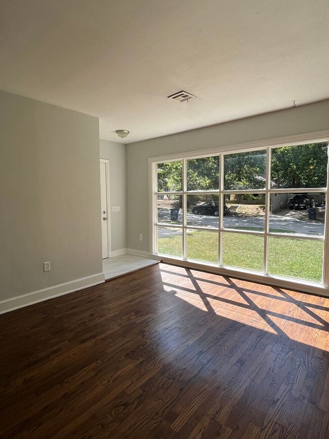 Building Photo - 2 bedroom, 2 full bath House!
