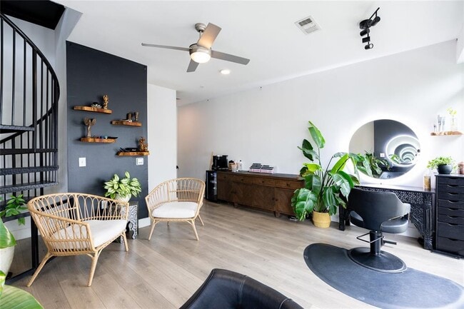 Building Photo - 2213 Poquito St