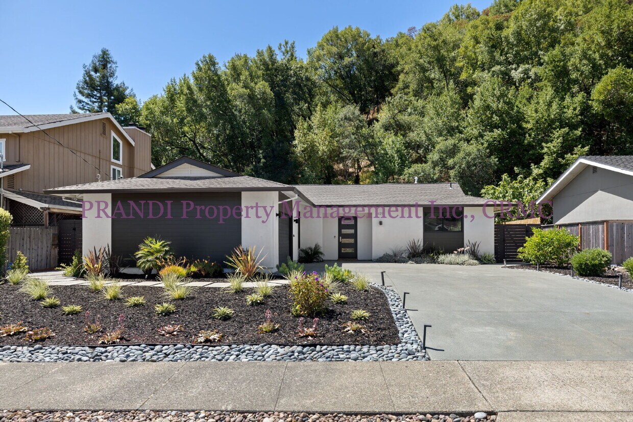 Foto principal - Modern Luxury Meets Timeless Charm in This...