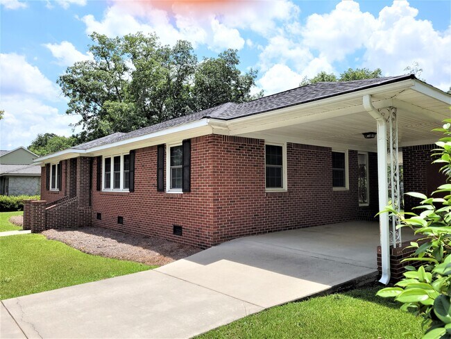 Right Front - 207 Woodhaven Dr