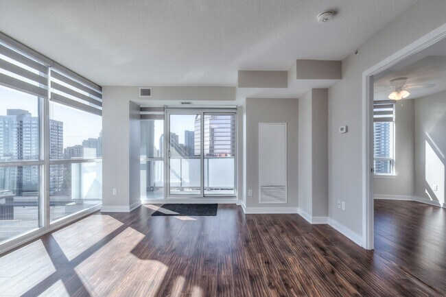 Photo du bâtiment - 5740 5740 Yonge St