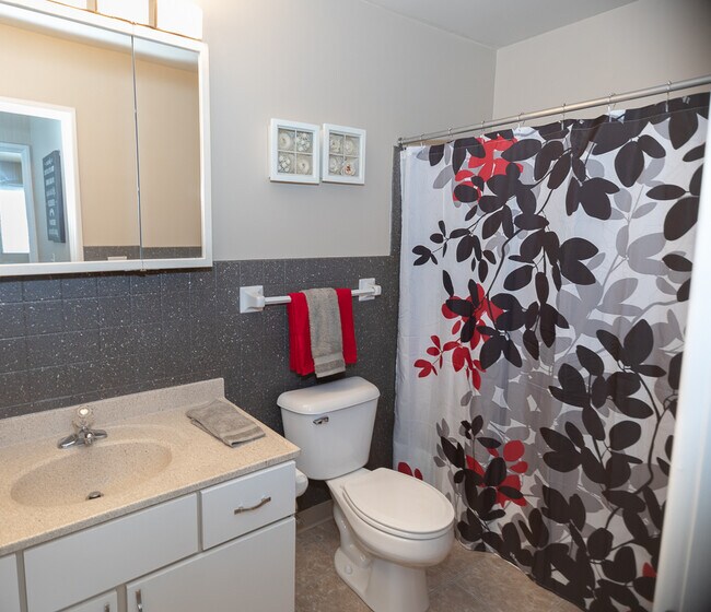 Baño - Silver Lake Apartments – Comfort, Convenience & Community in Portage, WI