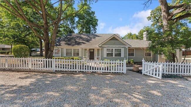 Building Photo - 1606 W Shady Grove Rd