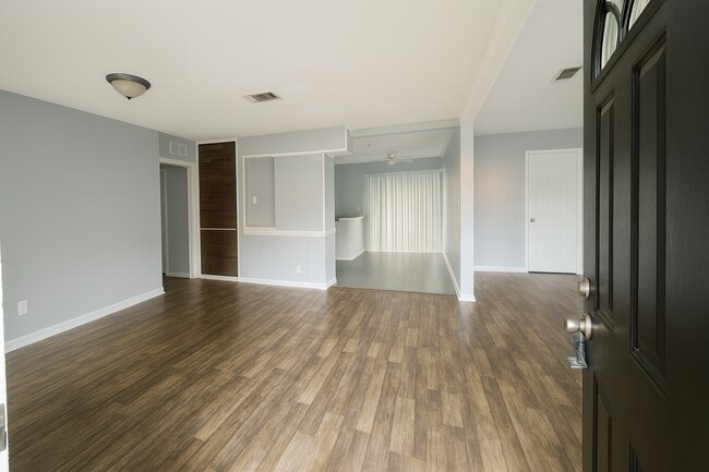 Building Photo - 3554 Plymouth Dr