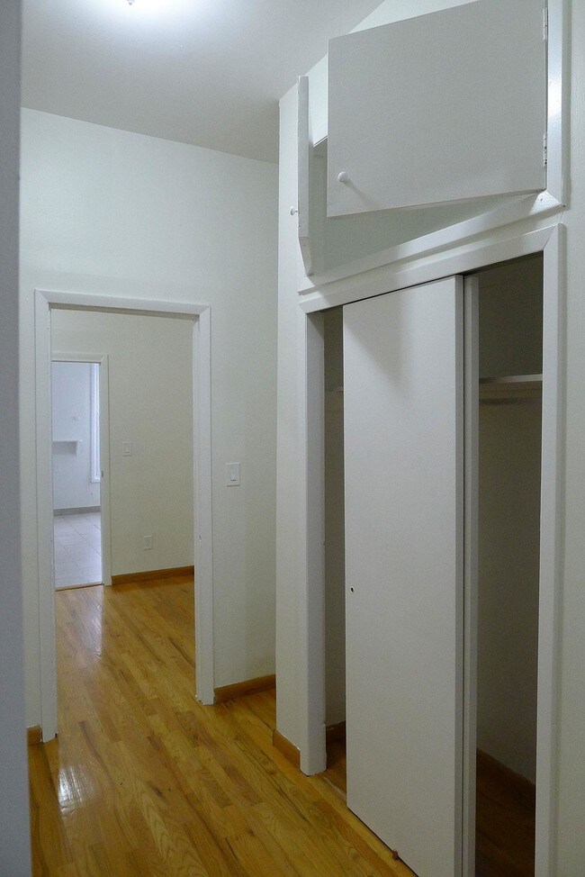 Building Photo - 528 Leonard St