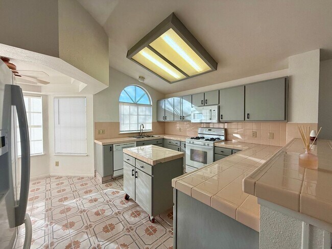 Foto del edificio - 3/BD 2/BA Single-Story Corner Lot Home wit...