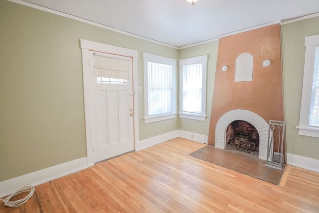 Building Photo - ACROSS STREET FROM UOFA!!! WON'T LAST!! 2 Bedroom 1 Bathroom