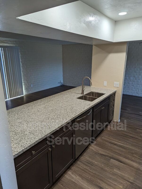 Building Photo - 4551 E Bellevue St