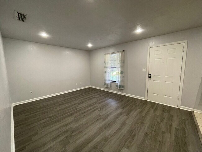 Foto del edificio - Beautiful 2 Bedroom 1 Bathroom in NW Tallahassee!