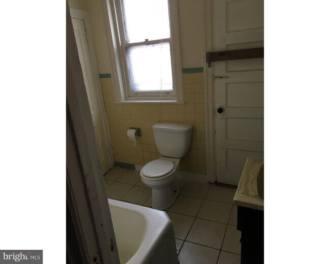 Building Photo - 417 W Fisher Ave
