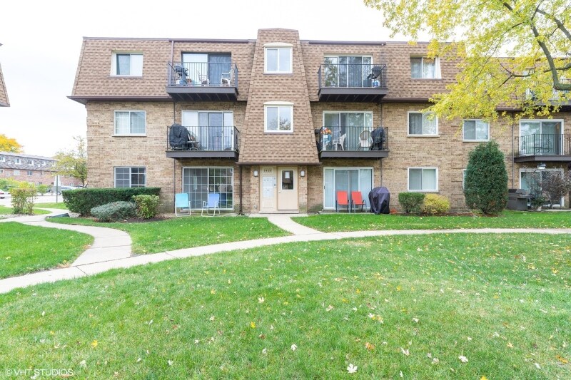 9426 Bay Colony Dr, Des Plaines, IL 60016 Condo for Rent in Des