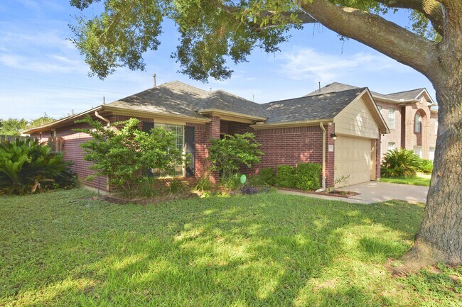 Building Photo - Charming Rental in Eaglewood – No Carpet, ...
