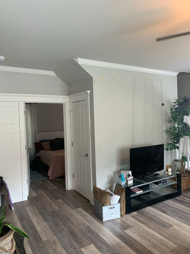 Building Photo - Four Bedroom Near Downtown Available for P...