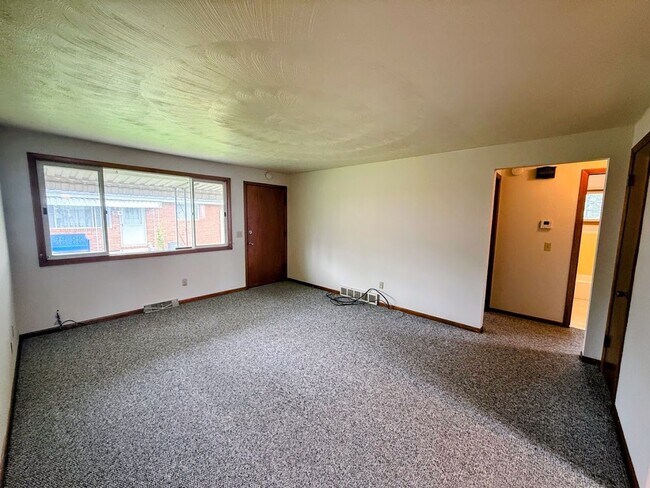 Foto del edificio - Two-bedroom one bathroom 1st level apartment for rent