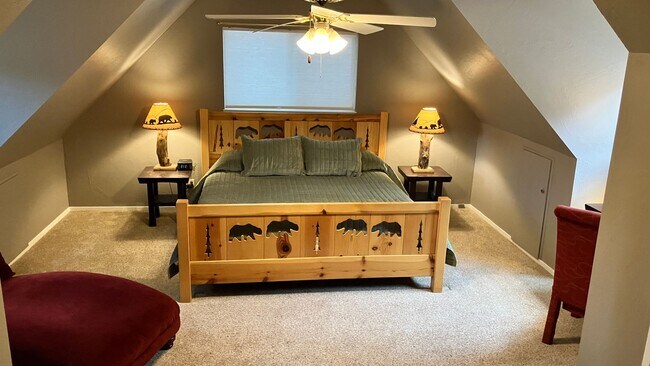 Foto del edificio - Furnished rental with large fenced back yard.