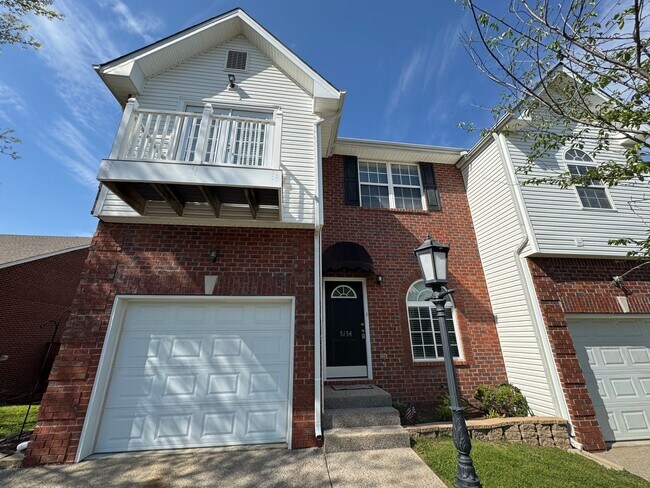 Foto del edificio - Spacious 3-Bedroom Townhouse in a Prime He...