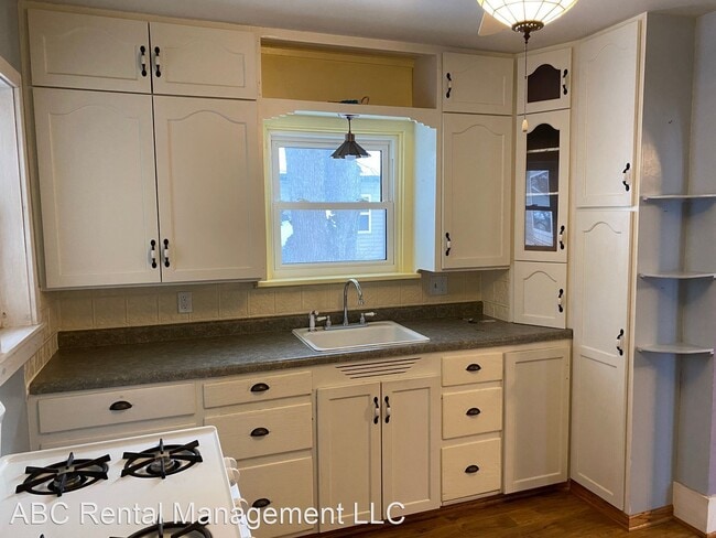 Building Photo - 4 br, 1.5 bath House - 300 S Main St