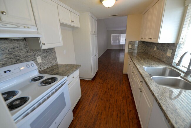 Foto del edificio - Recently upgraded single level 3 bedroom/ 2bath in the San Juan Village Community!