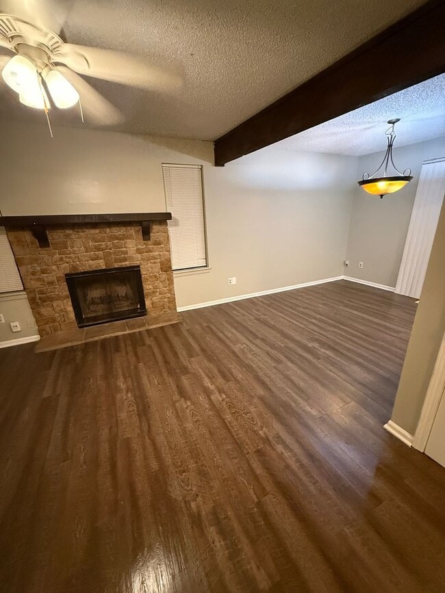 Building Photo - Great 3 Bedroom & 2 Full Baths In GREAT KU Med Area Location