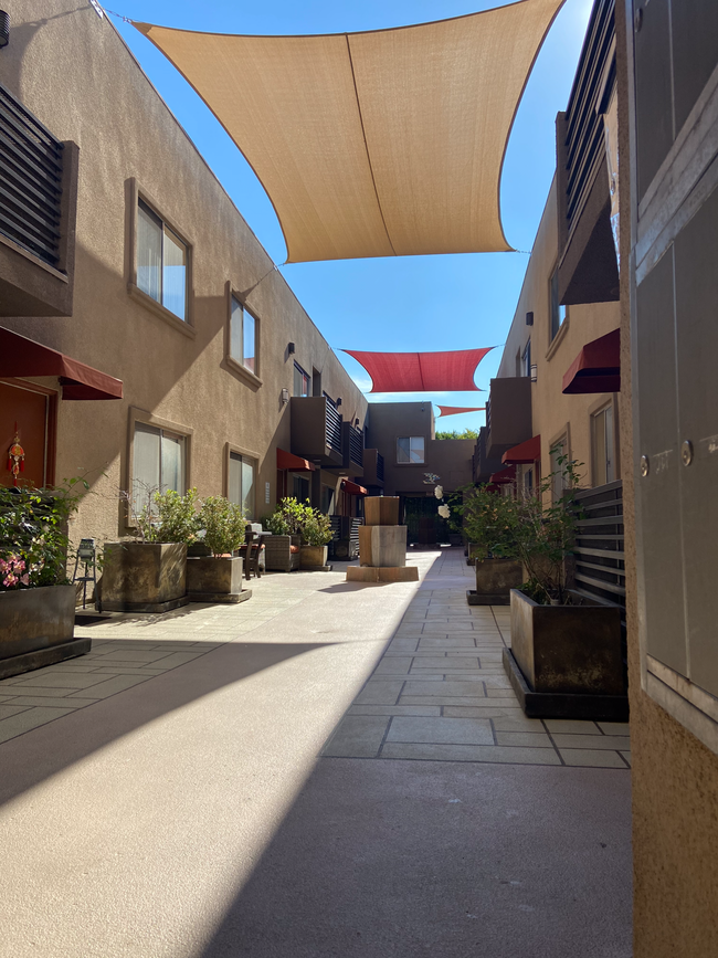 Courtyard - 21306 Parthenia St