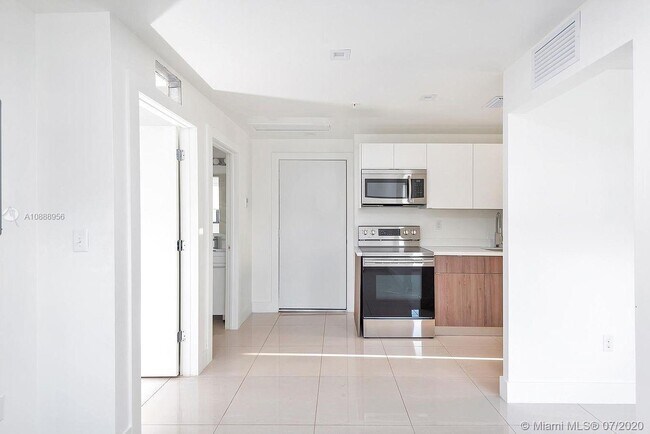 Building Photo - 829 SW 18th Ave