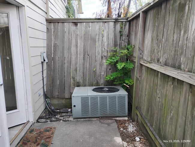 Building Photo - 5941 S Loop E