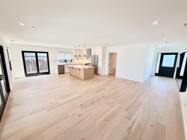 Foto del edificio - Never-Lived-In Luxury: 1,408 Sq Ft Detached Single-Family Home with Private Office — Downtown Sun...