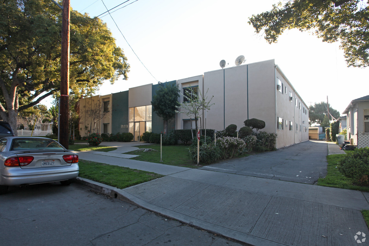 Building Photo - 1020 W Angeleno Ave