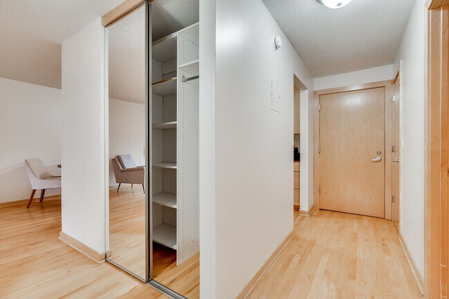 Foto del interior - 311 Kenwood Apartments | Spacious 1-Bedroo...