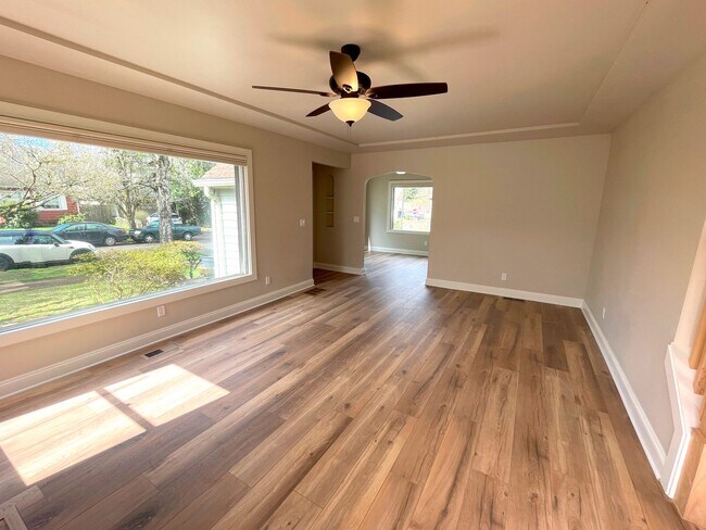 Building Photo - Stunning Newly Remodeled Roseway Home with...