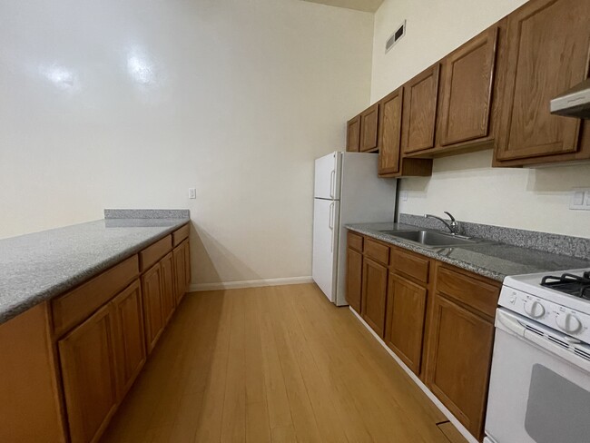 Building Photo - Large Two Bedroom in North Beach!!