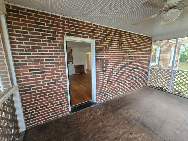 Foto del edificio - 3 bedroom home in Petersburg