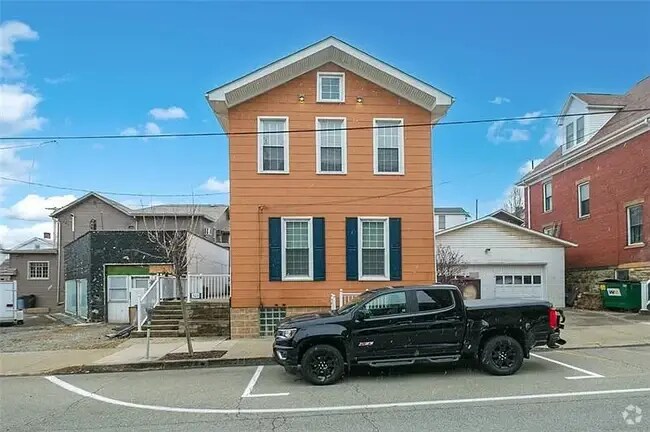 Building Photo - 303 Oak St