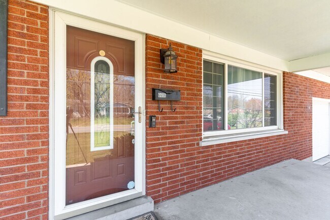 Foto del edificio - Welcome to this charming 3-bedroom, 2 full...