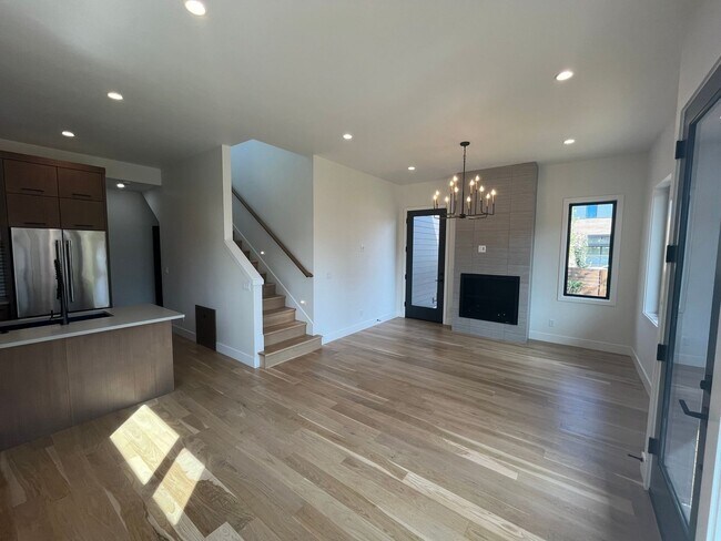 Foto del edificio - Like-New Townhome in the Gorgeous Terrane ...