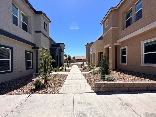Building Photo - 479 Cove Ct