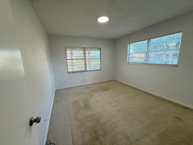 Building Photo - 360 Fanshaw I