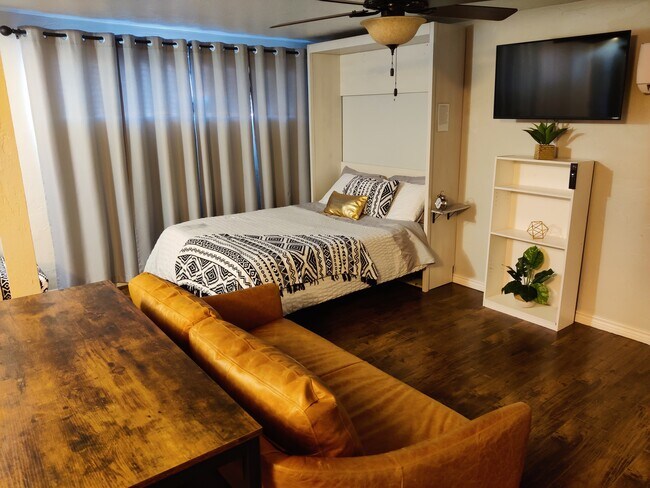 Cama - 611 S Roselawn Ave