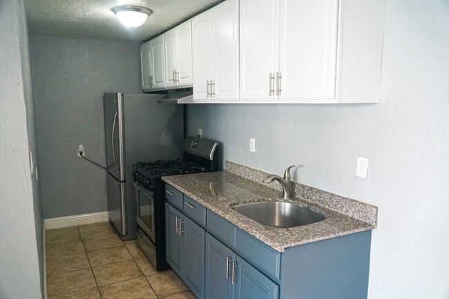 Kitchen (updated appliances) - 941 Willow St