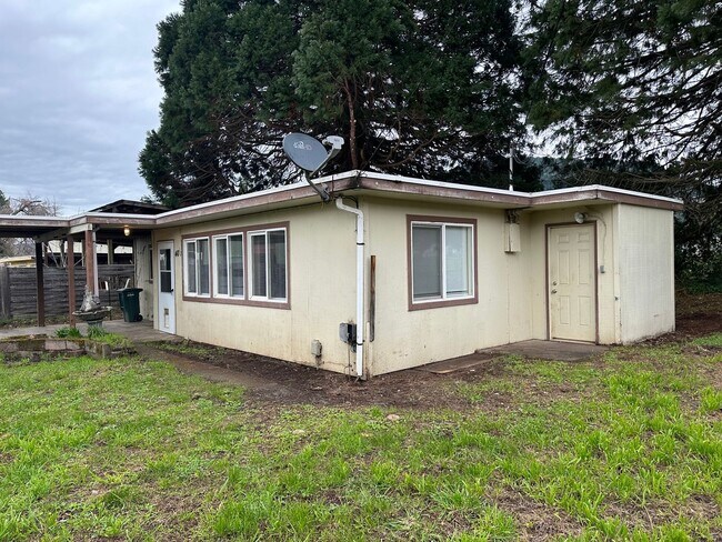 Building Photo - Freshly updated 2 bed, 1 bath house in Lowel