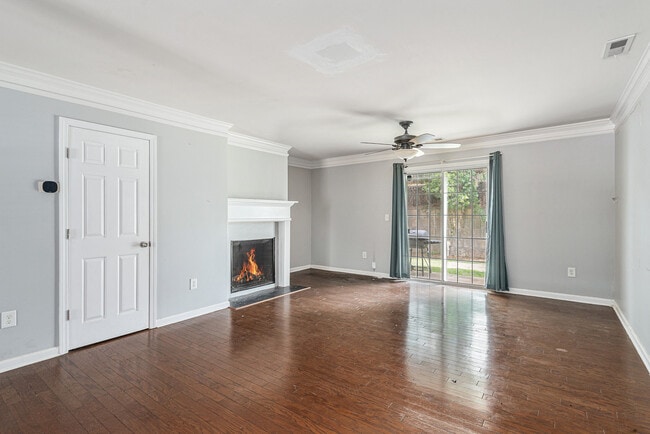 Building Photo - 703 Crestwell Cir SW