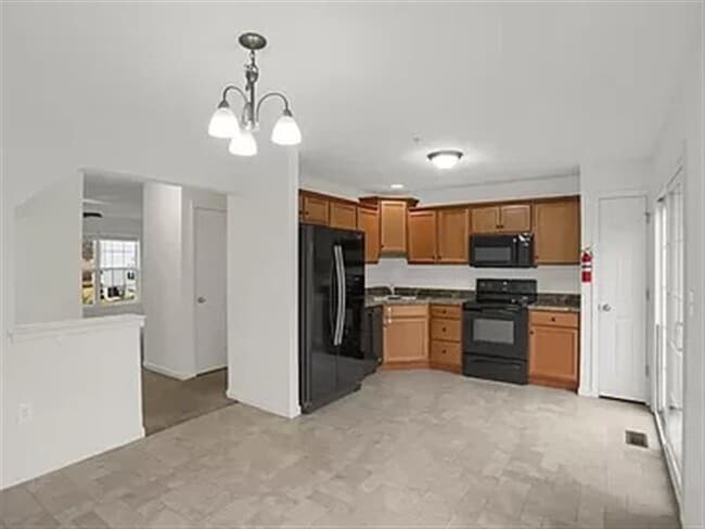 Building Photo - Comfortable home a11