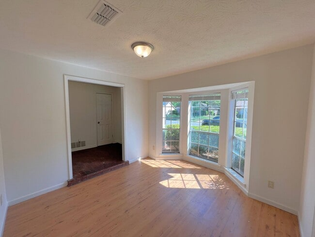 Building Photo - Lovely 3-Bedroom