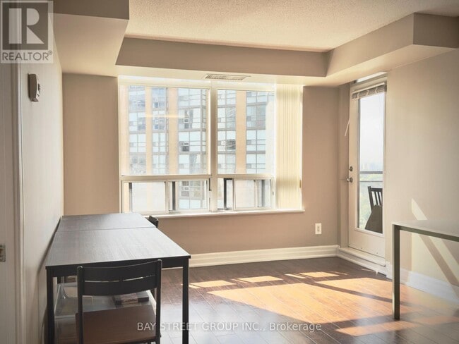 Photo du bâtiment - 151-2151 Beecroft Rd