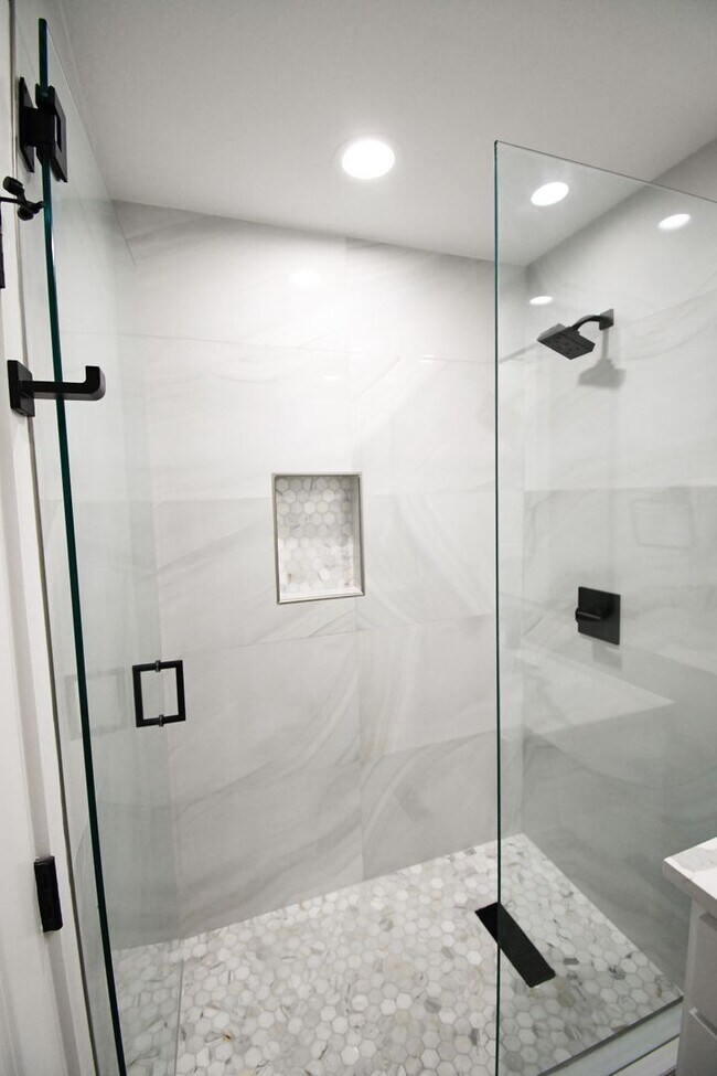 Building Photo - NEWLY REMODELED 4 bedroom + Study - Also F...