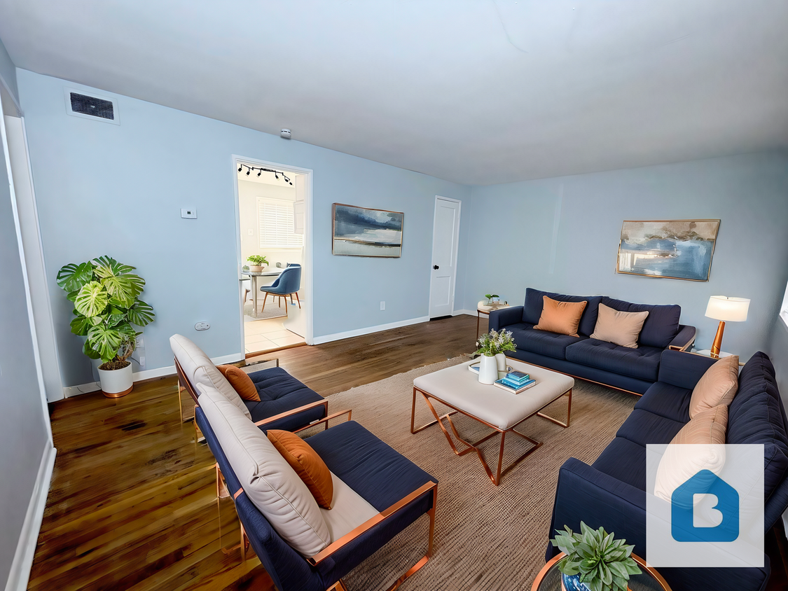 Foto principal - Charming 2-Bedroom, 1-Bath Renovated Gem n...