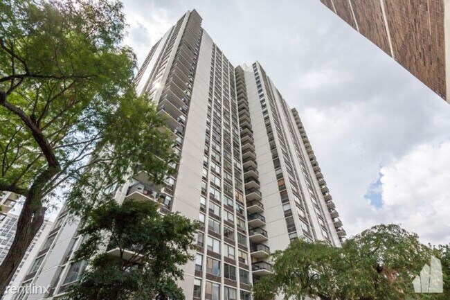 Building Photo - 1450 N Sandburg Terrace