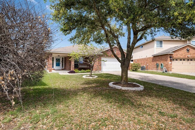 Foto del edificio - Stunning 3 Bedroom, 2 Bath Home w/ Front O...