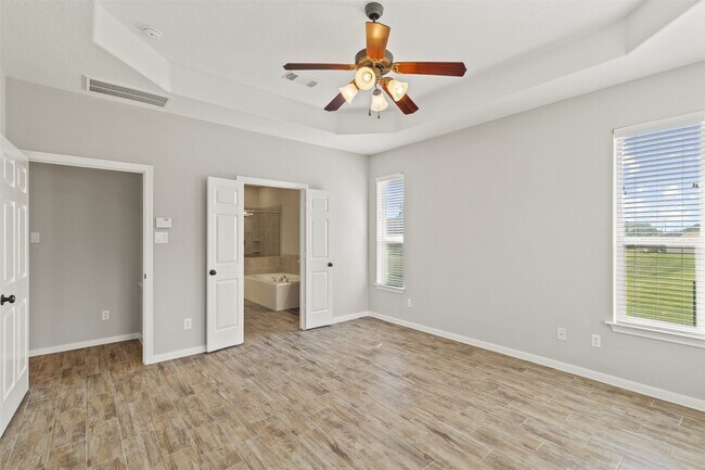 Foto del edificio - 521 Ironwood Forest Dr